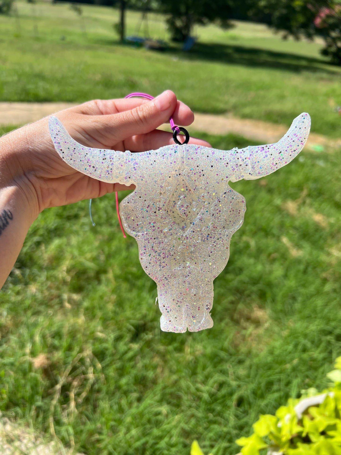 White Sparkly Bullskull Freshie